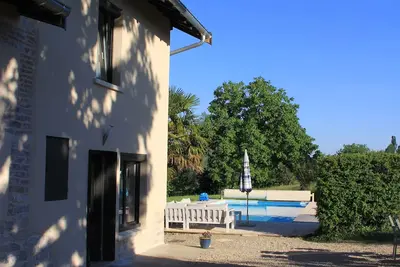 Les Combes, piscine et vue entre Bresse et Dombes