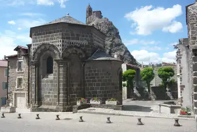 Image de Le Petit Séguret au pied du Rocher d'Aiguilhe
