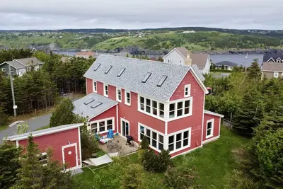 Image de Boîte à sel moderne avec vue sur l'océan incroyable à seulement 10 minutes de St. John's