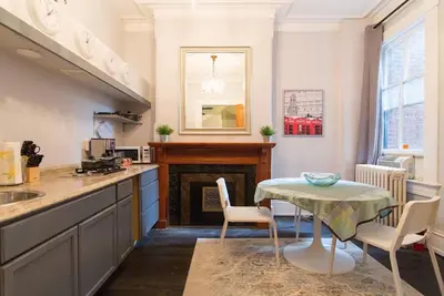 Appartement rénové de 1 chambre en rangée historique luxueuse, parking, entrée sans clé