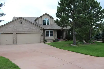 Image de Belle maison avec bain à remous 5 miles à Air Force Academy 16 personnes