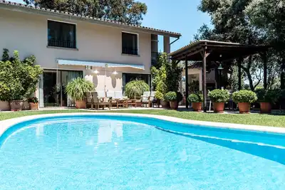 Image de Villa Can Llamas au milieu des pins odorants et de chênes