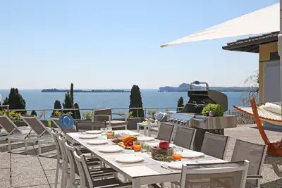 Villa entourée de verdure avec vue splendide sur le lac.