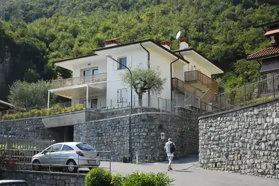 Image de Maison avec vue sur le lac et à l'orée des bois sur la colline de Lovere