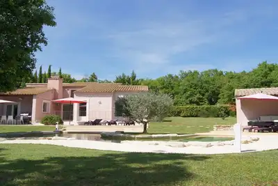 Image de Vue imprenable, villa exposée sud, piscine privée, entièrement climatisée.