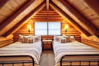 Image de Pins à pans de bois! Idyllwild / Pine Cove authentique cabane en rondins avec vue sur la forêt / WiFi