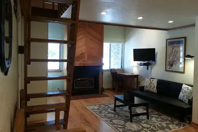 Image de Studio de Charme Loft-Presque côté de Snowflake Lift (5 personnes) + Garage & Ski Locker