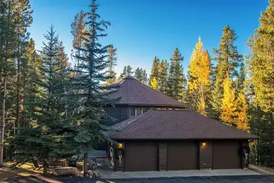 Image de Maison privée sur 3 acres. 1 mille à la ville. 1min à pied de la rivière bleue. Mtn Luxury.