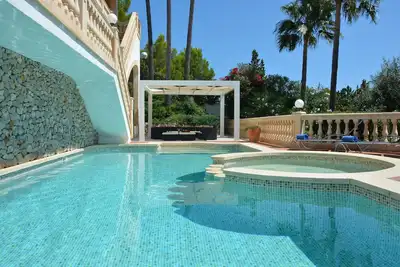 Image de Villa de luxe Vues sensationnelles. Piscine privée. Chill-out Terrasses Barbecue