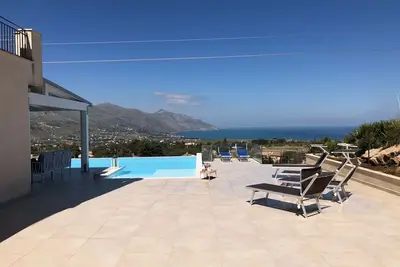 Image de Villa MiraScopello : Grande Piscine À DÉBORD CHAUFFÉE Avec Whirlpool (Wi-Fi)