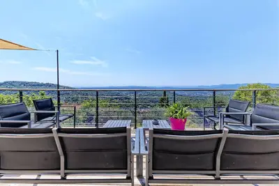 Image de Villa spacieuse climatisée, piscine chauffée et Spa, vue à couper le souffle.