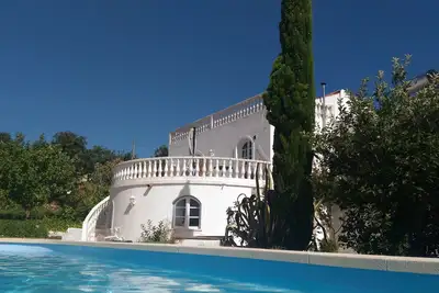 Jolie maison ancienne tout confort au centre de l'Algarve avec piscine.