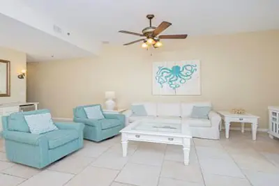 Image de Rez-de-Flr 3br Beachfront Poolside Beauté 1King, 3Queen, canapé-lit