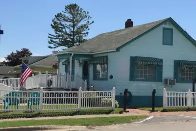 Image de Huron Breeze Cottage - Au coeur de la ville historique de Mackinaw