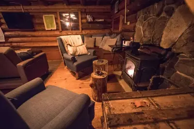 Image de Calme, confortable, cabane en rondins de luxe, bain à remous privé, Brookside