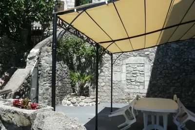 Image de Appt dans village classé en bord de rivière, avec terrasse et barbecue