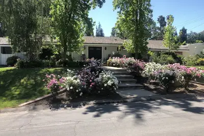 Image de Maison de ranch tentaculaire avec piscine