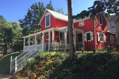 Image de Été à la rivière - Camp historique accueillant, chalet accueillant, à un pâté de maisons de la rivière