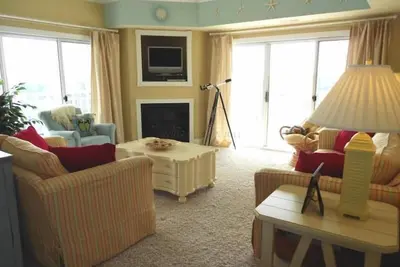 Tout ce que vous pouvez imaginer! Piscines intérieure et extérieure, vues et grand balcon privé.