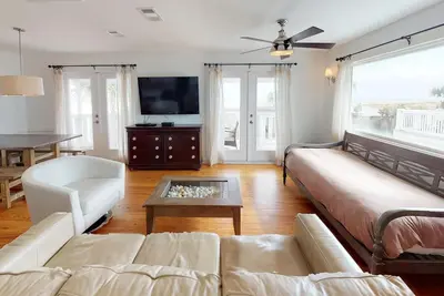 Image de Ocean View Cottage - Rénové Comme Pottery Barn - Ocean \"À deux pas de votre porte\"