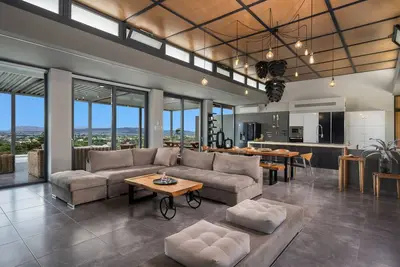 Image de 7 chambres à coucher, 4 salle de bains, piscine privée chauffée, vue imprenable