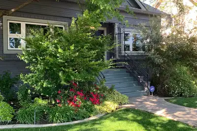 Image de Bungalow vintage d'artisan unique et charmant 1 bloc près du centre-ville de Lodi