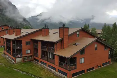 Image de Cuisine, salles de bains, foyer et plancher récemment rénovés avec de nouveaux lits!