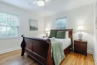 Image de Oasis confortable - 7 minutes du centre-ville, de la famille, des entreprises et des chiens! Wifi gratuit