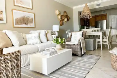 Image de Condo de luxe au rez-de-chaussée - Service inclus - À quelques pas de la plage et de la piscine