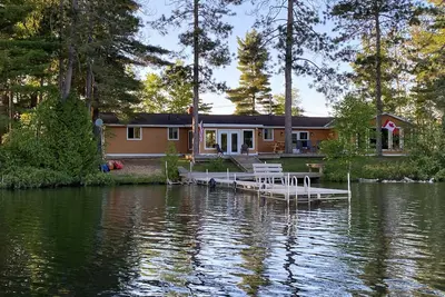 Image de Évadez-vous au lac avec tout le confort de la maison!