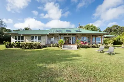 Maison personnalisée de 3 chambres sur un domaine privé luxuriant de 10 acres avec une vue imprenable sur l'océan