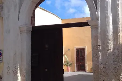 Image de Dans la Grecia Salentina, à 15 minutes de Lecce et de la côte adriatique, « Corte Alipuna », une « maison à cour » du Xvii siècle avec vaste jardin