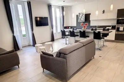 Image de 3 pièces rénové 85m2 + terrasse 50m² Cannes Centre 200m du Palais et des plages