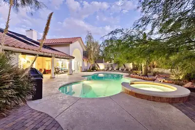 Image de Private Oasis Home - À 7 minutes du Strip - Piscine / Spa - Réservez 3 nuits et obtenez-en 1 gratuite
