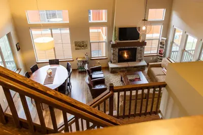 Image de Granby Ranch 5 Br Premier Home avec accès direct aux pistes, bain à remous privé et salle de jeux.