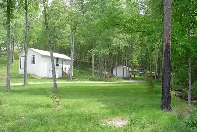 Image de Petite cabane dans les bois retraite paisible