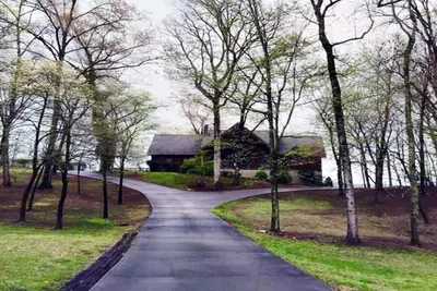 Image de Superbe maison en bois rond au bord du lac avec piscine et quai pour bateaux sur 3 acres clôturés! Chiens acceptés