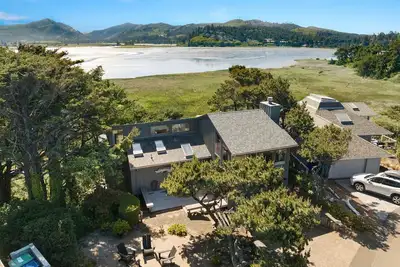 Image de Maison Salishan avec de belles vues sur l'océan et la baie