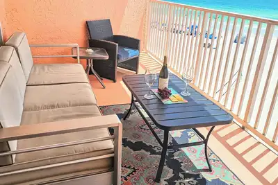 Image de Beachfront. Coin totalement mis à jour avec 2 balcons! Parking couvert et Wifi gratuit