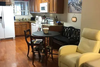 Image de Piscine intérieure 1 chambre, 1 salle de bain condo au premier niveau accès balcon à l'océan