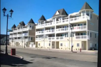 Image de Un bloc à l'océan, sur le Blvd entre Carteret et Kearny - Oceana Villas # 15
