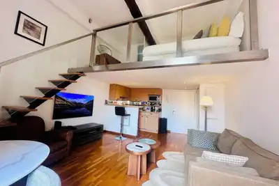 Apt Massena en mezzanine central; calme, à 2 pas de la mer, de tout!
