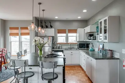 Image de Au cœur de la plage de Nye! Ocean View, 800 Sf Master, Secret Game Room, Spa et plus