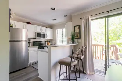 Image de Magnifique maison de ville 2bd 1. 5ba sur terrain de golf. 2 lits Queen et un canapé-lit.