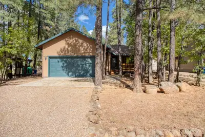 Image de Cozy, Rustic Cabin Mountaintop