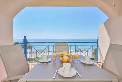 Image de Bel appartement sur la plage et à 5 minutes de Nerja. WiFi et climatisation.