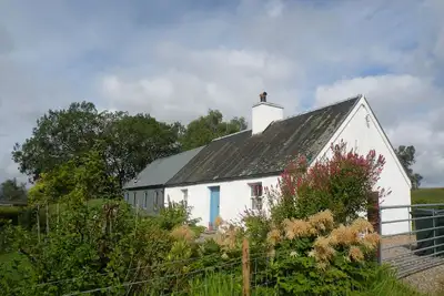 Image de Cottage et jardin traditionnels Croft Side Croft avec extension contemporaine