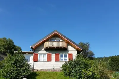 Image de Chalet dans la forĂŞt de Thuringe avec une vue imprenable, Ă droite sur la Goethewanderweg