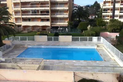 Image de A 10 minutes de Cannes : Beau studio avec terrasse et piscine proche mer.