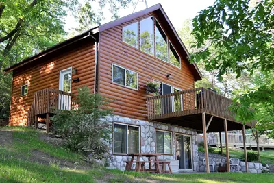 Image de 4 chambres 2ba cabine sur un lac calme